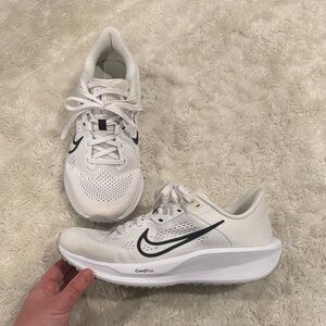 Nike Quest 6 road running shoes Woman’s Sneakers White and black Size 10